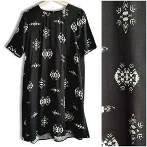 H&M / Tribal Print Crewneck Mini Dress Flowy Lightweight B&W Sz 8 Flawed
